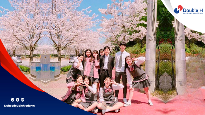 Trường trung học ngoại ngữ Chungnam nổi bật với áo đồng phục hồng