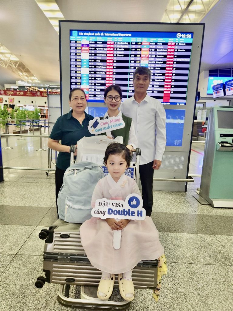 gia đình tiễn con em đi xuất cảnh du học Hàn Quốc