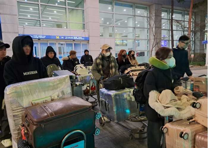 Đoàn tân du học sinh chuẩn bị lên máy bay để sang Hàn Quốc